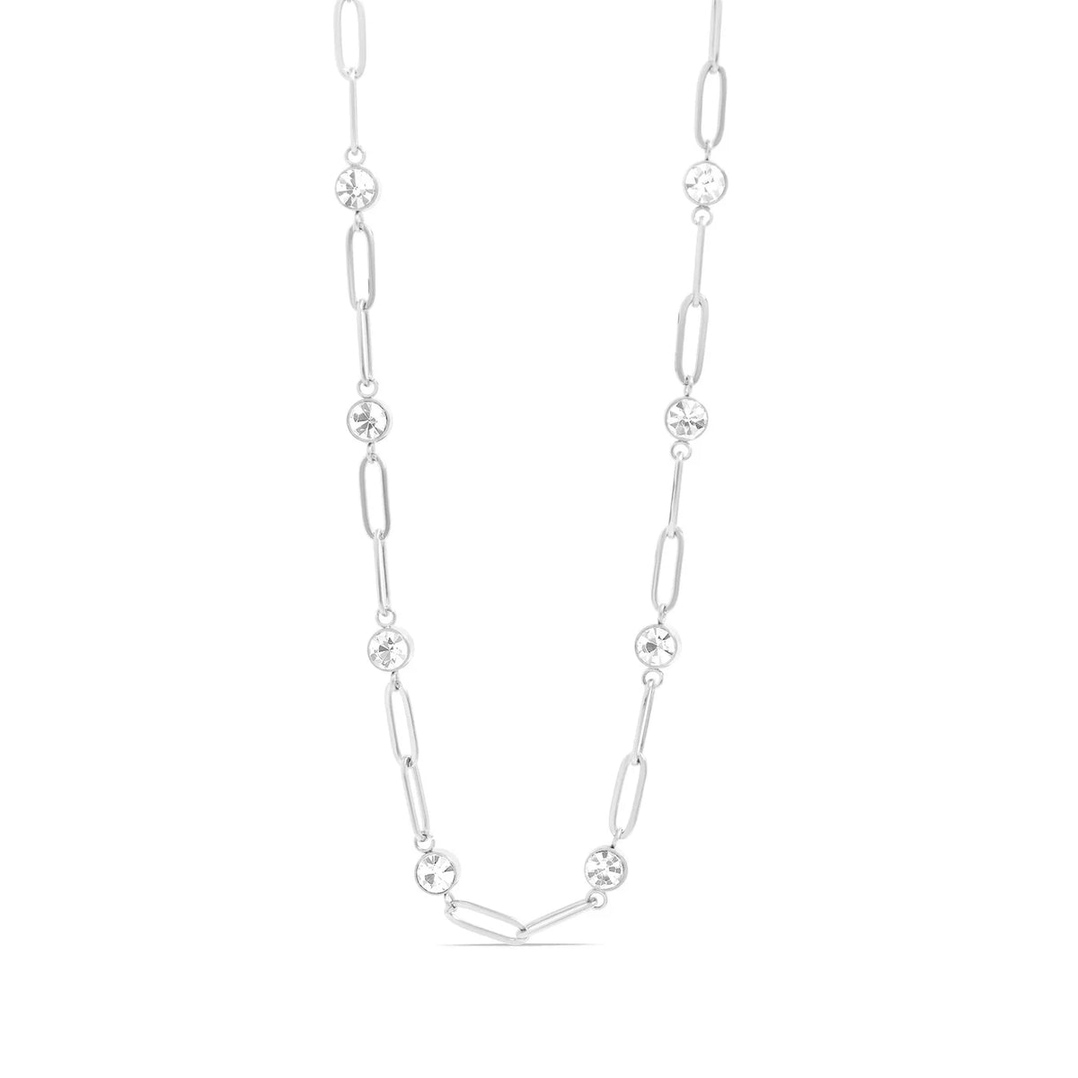 Collier Éclat argenté à maillons trombone et pierres de cristal sur fond blanc