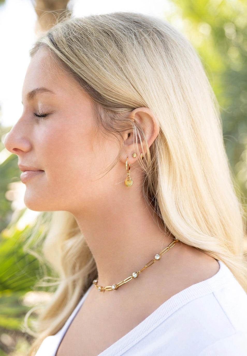 Collier Éclat doré porté en extérieur