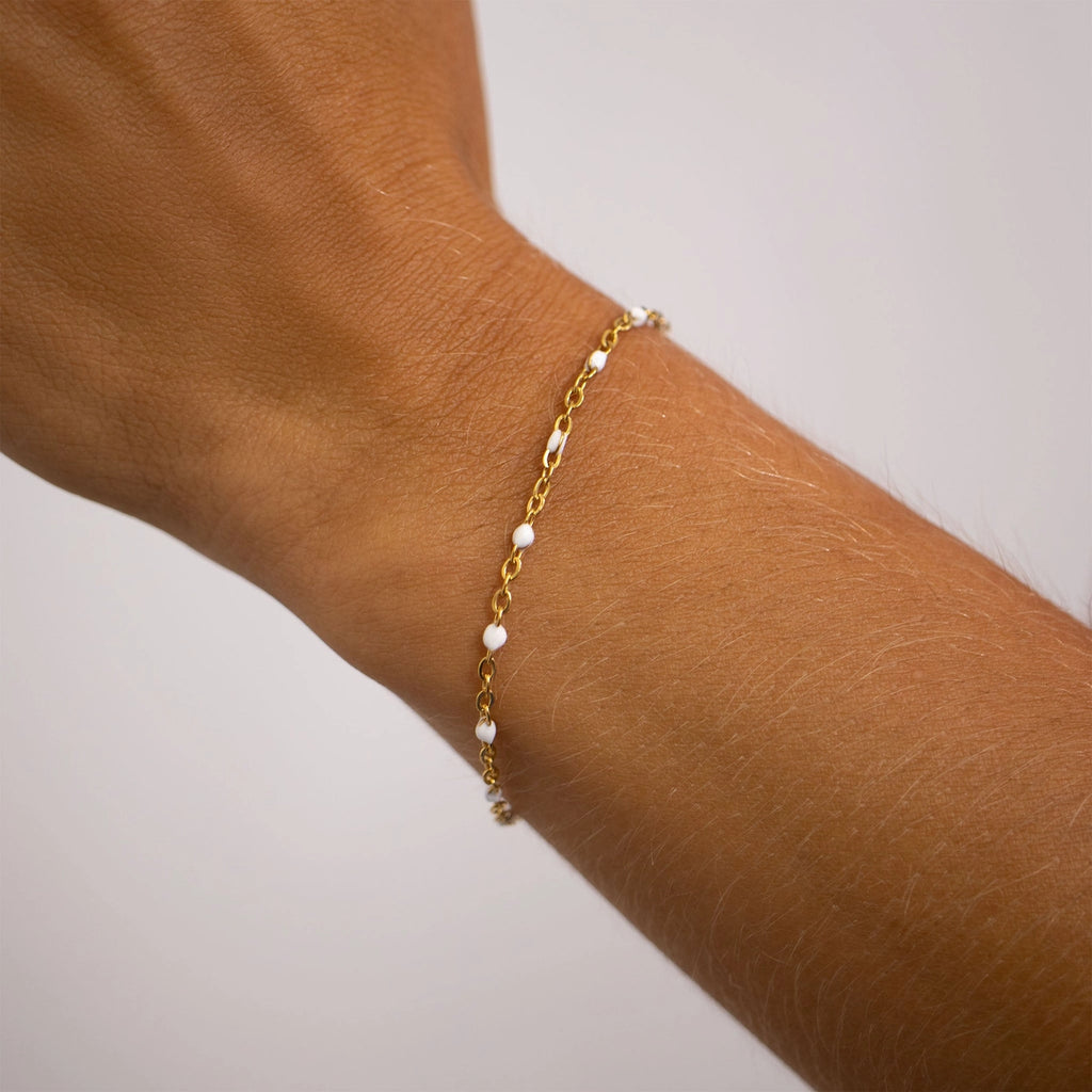 Vue rapprochée du bracelet Confetti Blanc doré au poignet