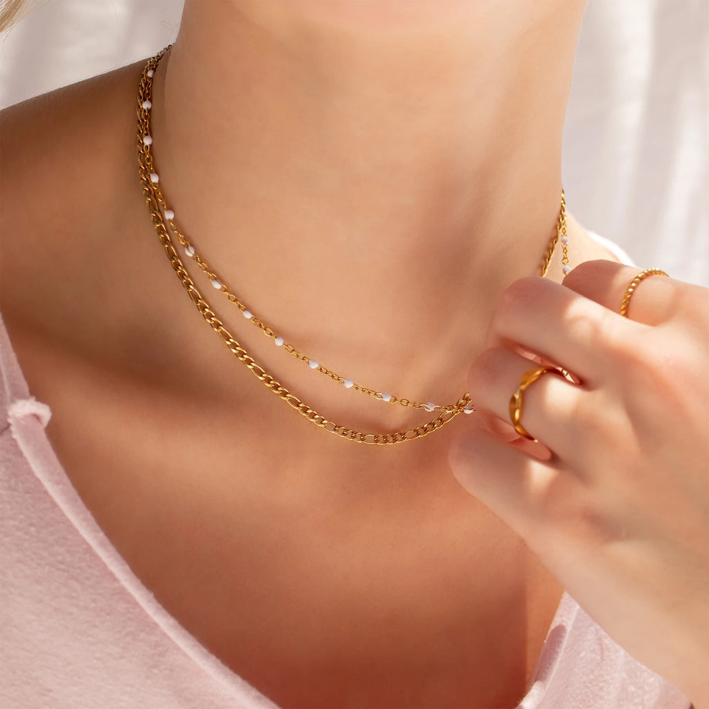 Collier Confetti Blanc doré porté avec une autre chaîne