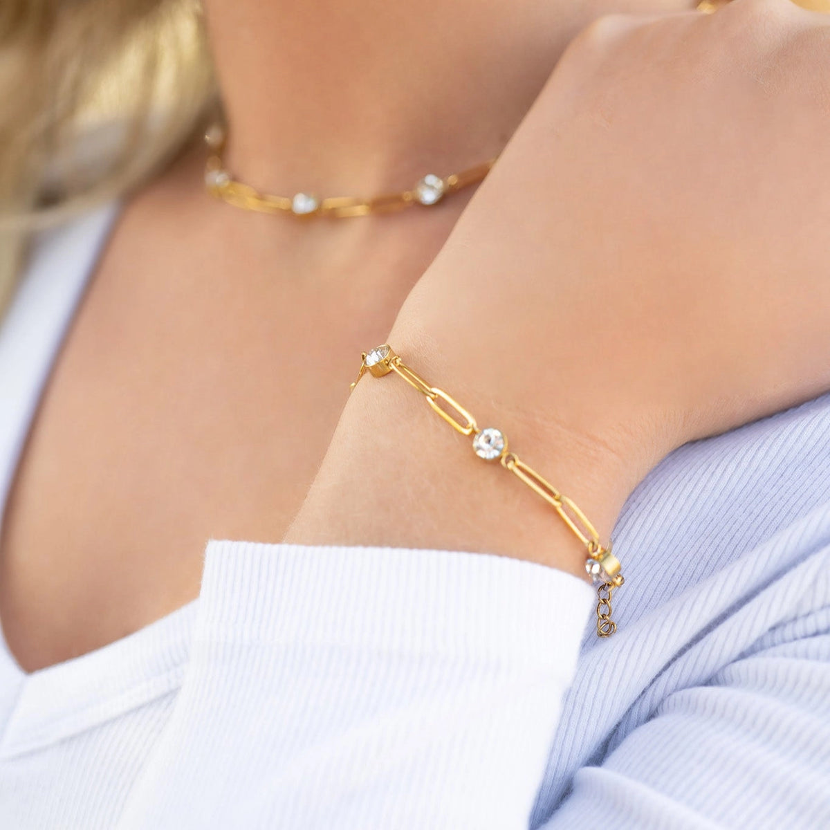 Bracelet Éclat doré porté au poignet