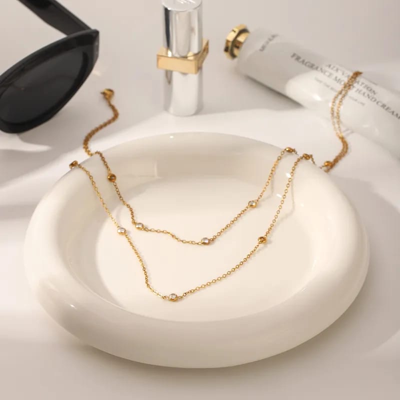 Collar Charllote en bandeja blanca
