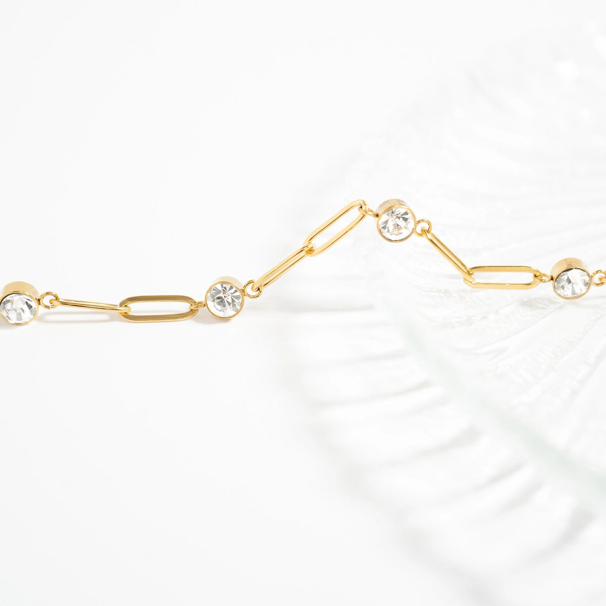Détail des maillons trombone et des pierres du bracelet Éclat doré