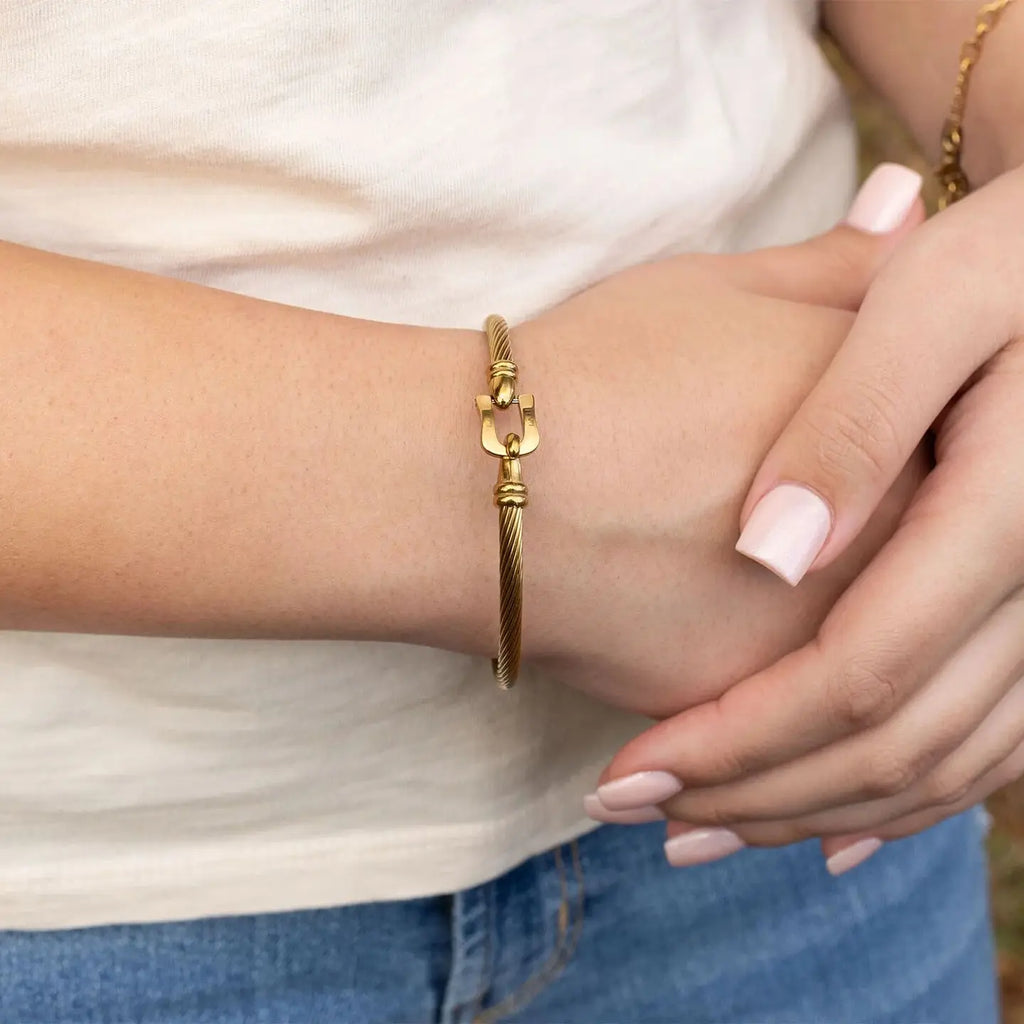 Bracelet Aurum doré porté au poignet