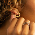 Boucle d’oreille Flora dorée portée à l’oreille
