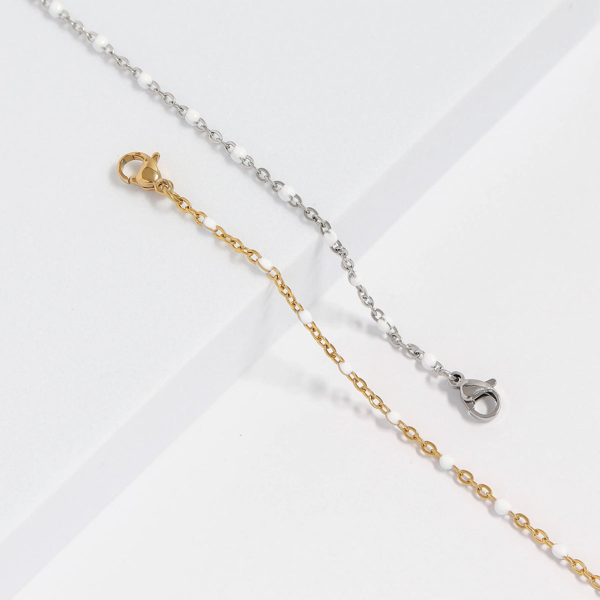 Bracelets Confetti Blanc doré et argenté avec détails en émail blanc