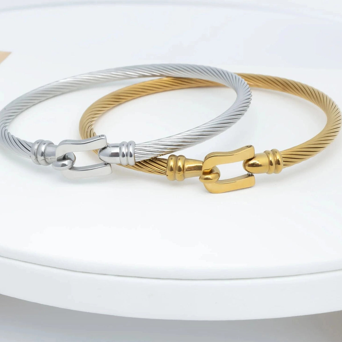Bracelets Aurum doré et argenté présentés ensemble